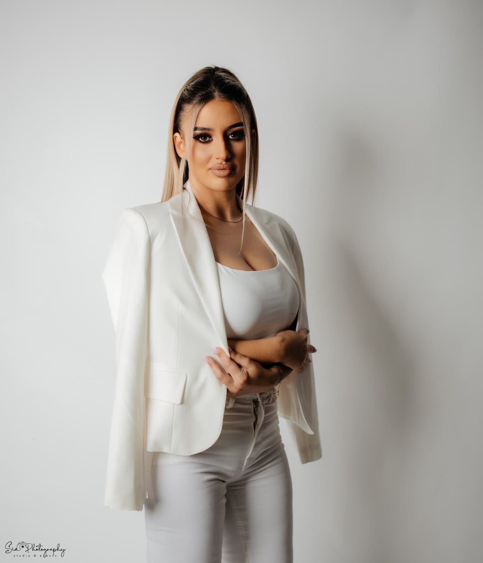 Alexandra Mîrzea în sacou alb