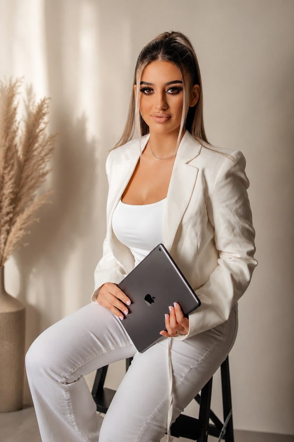 Alexandra Mîrzea în sacou alb
